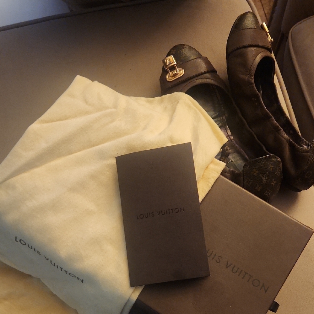 Louis Vuitton Black and Gold Women's Flats - Picture 8 of 8
